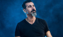 SERJ TANKIAN: Εξηγεί γιατί οι στίχοι του “Chop Suey” των System Of A Down δεν βγάζουν κανένα νόημα.