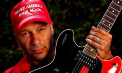PROPHETS OF RAGE: Ο Tom Morello πετάει κινητό οπαδού από τη σκηνή!