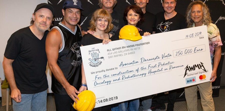 METALLICA: Έκαναν δωρεά 250.000 ευρώ για τη κατασκευή ογκολογικού κέντρου στη Ρουμανία.