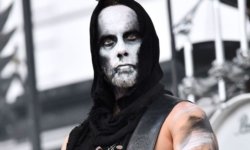 O Nergal (BEHEMOTH) ανέβασε φωτογραφία με μήνυμα “black metal κατά Antifa”.
