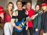 O Sly διαφημιζει τις Frank Stallone Guitars