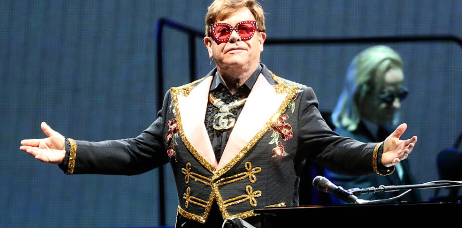 O ELTON JOHN υπερασπίζεται γυναίκα οπαδό του και τα βάζει με τους security (video)