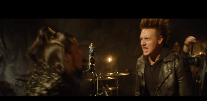 Koμματάρα γεματη Groove απο τους The HU-Wolf Totem και τον τραγουδιστη των Papa Roach,  Jacoby Shaddix