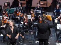 Η Συμφωνική Μουσική Νέων Τρικάλων συνάντησε το κλασσικό ροκ & τον Γιώργο Γάκη με τους Troublemakers (βίντεο)