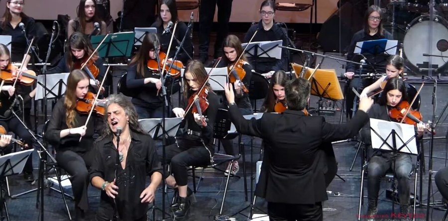 Η Συμφωνική Μουσική Νέων Τρικάλων συνάντησε το κλασσικό ροκ & τον Γιώργο Γάκη με τους Troublemakers (βίντεο)