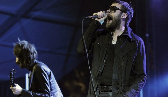 Οι Kasabian έδιωξαν τον τραγουδιστή τους επειδή κακοποιούσε την γυναίκα του!