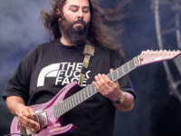 Ο κιθαρίστας των Deftones δηλώνει ότι Γη είναι επίπεδη,τα εμβόλια καταστρεπτικά & ο COVID-19 απάτη…
