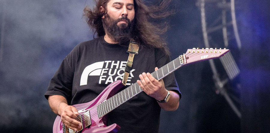 Ο κιθαρίστας των Deftones δηλώνει ότι Γη είναι επίπεδη,τα εμβόλια καταστρεπτικά & ο COVID-19 απάτη…