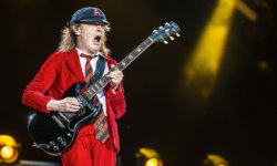 ANGUS YOUNG: Απαντάει στις κατηγορίες ότι κάθε δίσκος AC/DC ακούγεται το ίδιο