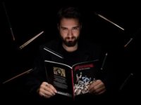 Άρης Λάμπος (SYSTEM DECAY) στο Rock Overdose:”Κάτω απ’το κουστούμι φοράω Metal t-shirt”
