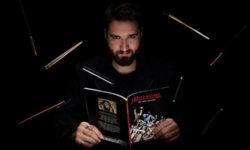 Άρης Λάμπος (SYSTEM DECAY) στο Rock Overdose:”Κάτω απ’το κουστούμι φοράω Metal t-shirt”