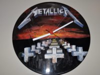 Καλλιτέχνης ζωγραφίζει πάνω σε βινύλια Rock/Metal θέματα (& όχι μόνο) & τα κάνει ρολόγια τοίχου!