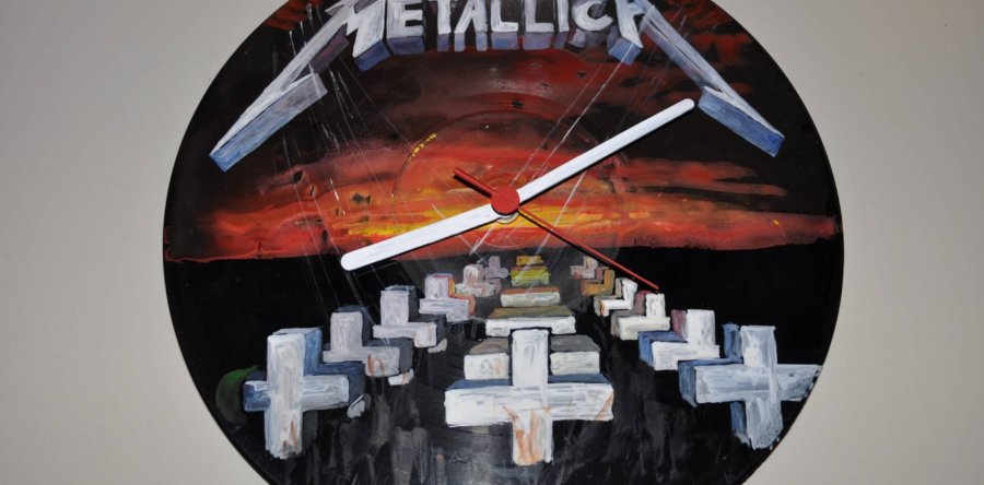 Καλλιτέχνης ζωγραφίζει πάνω σε βινύλια Rock/Metal θέματα (& όχι μόνο) & τα κάνει ρολόγια τοίχου!