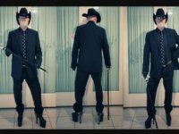 ROB HALFORD: Με ψηλοτάκουνα γοβάκια με καρφιά,καουμπόϊκο καπελο παρουσιάζει τη νέα στυλιστική του πρόταση