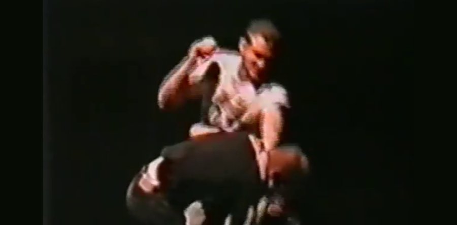 Όταν ο Layne Staley έριξε μπουκέτο σε ναζί επί σκηνής σε live των Alice In Chains (Βίντεο)