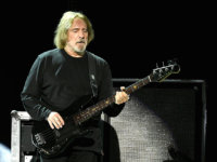 GEEZER BUTLER: Λαμβάνει τη δεύτερη δόση του εμβολίου.