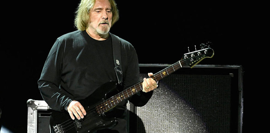 GEEZER BUTLER: Λαμβάνει τη δεύτερη δόση του εμβολίου.