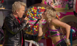 H Miley Cyrus τραγούδησε το “Head Like a Hole” των Nine Inch Nails στη σκηνή του Super Bowl!