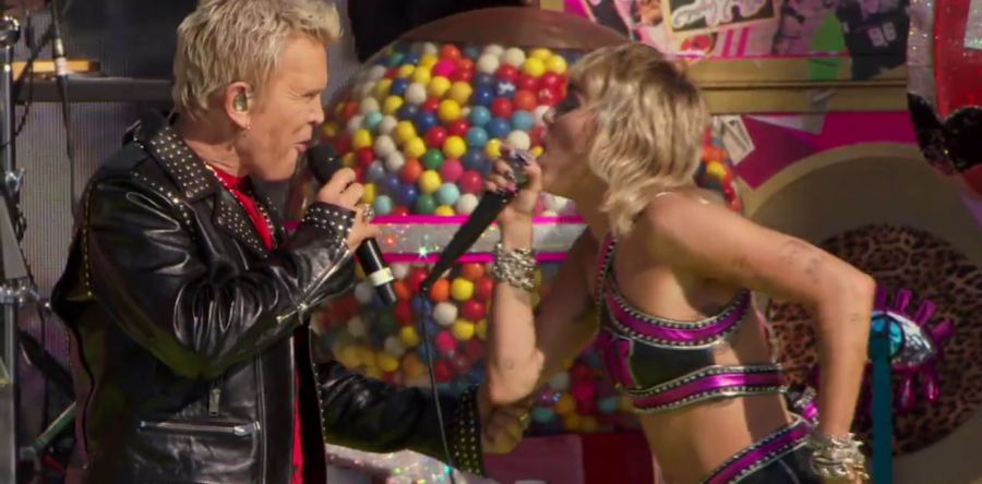 H Miley Cyrus τραγούδησε το “Head Like a Hole” των Nine Inch Nails στη σκηνή του Super Bowl!