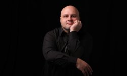 ΜΑΝΟΣ ΦΑΤΣΗΣ: Ακούστε τη metal διασκευή του στο τραγούδι ‘Του κάτω κόσμου τα πουλιά’.