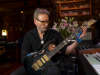 STEVE VAI: Παρουσίασε το νέο του κομμάτι παίζοντας το ΜΟΝΟ με το αριστερό χέρι! (Βίντεο)
