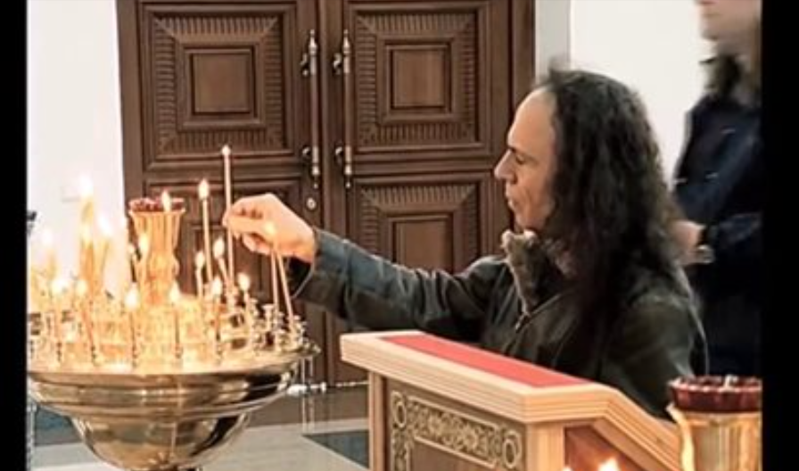 Δείτε τον Ronnie James DIO να ανάβει κερί σε Ρωσική Ορθόδοξη Εκκλησία (Βίντεο)