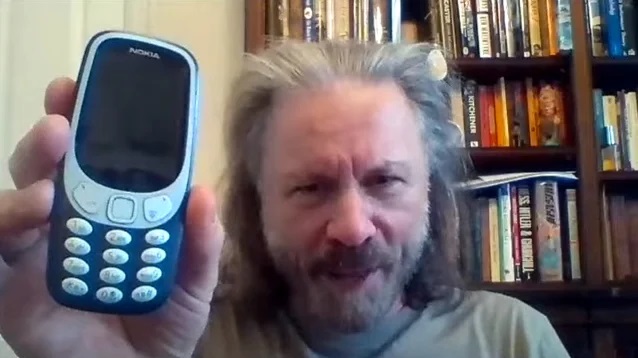 Bruce Dickinson: Μόλις πρόσφατα απέκτησε smartphone ενώ μέχρι πριν λίγο καιρό είχε ένα παλιό Nokia!