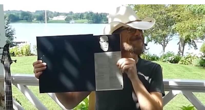 O Jason Newsted κάνει το unboxing του επετειακού Black Album! (video)