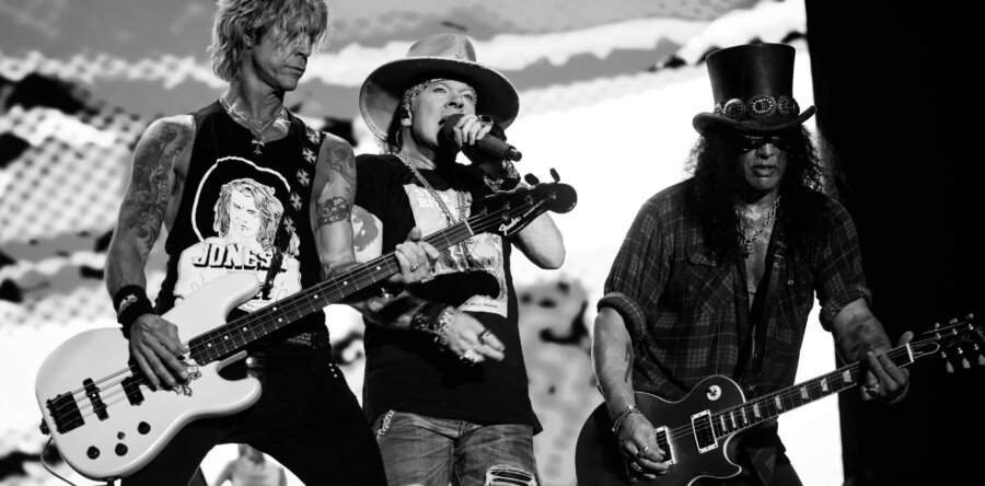 Το θρυλικό συγκρότημα Guns N Roses, επιστρέφει με νέο rock single “Hard Skool”