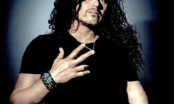 JEFF SCOTT SOTO: Δείτε το ολοκαίνουργιο video clip με την επανεκτέλεση του κλασικού τραγουδιού ‘Don’t Let It End’.