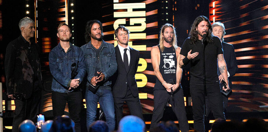 Foo Fighters: Εισάγονται στο Rock ‘n’ Roll Hall of Fame από τον Paul McCartney & παίζουν μαζί τραγούδι των Beatles