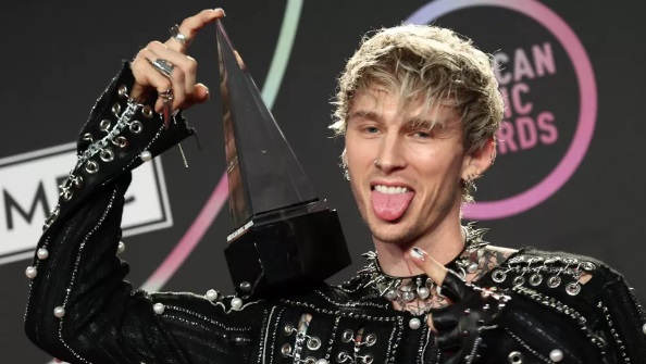 Machine Gun Kelly: Κέρδισε βραβείο Favourite Rock Artist στα American Music Awards 2021.