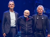 Ο Phil Collins καθιστός λόγω προβλημάτων υγείας στην αποχαιρετιστήρια συναυλία των GENESIS στο Λονδίνο!