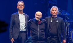 Ο Phil Collins καθιστός λόγω προβλημάτων υγείας στην αποχαιρετιστήρια συναυλία των GENESIS στο Λονδίνο!