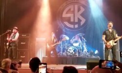 Ο Nicko McBrain παίζει το ‘Wasted Years’ (IRON MAIDEN) με τους Andrian Smith και Richie Kotzen (SMITH/KOTZEN)