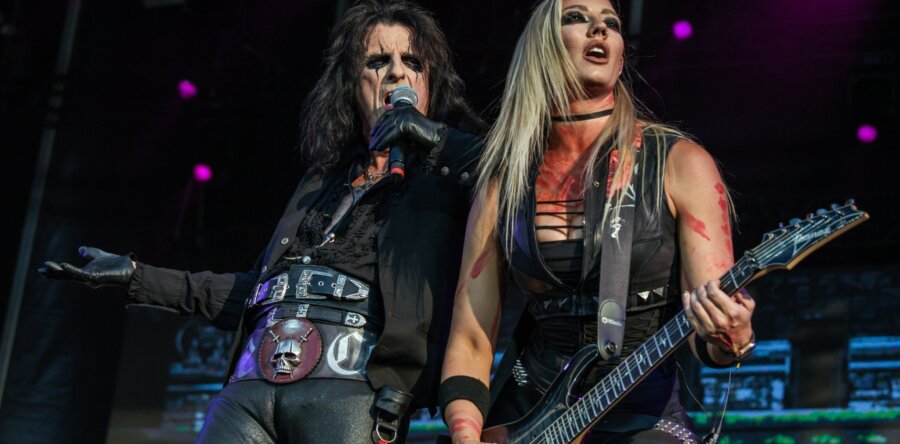 NITA STRAUSS: Aποχωρεί από την υπόλοιπη περιοδεία με τον ALICE COOPER και ακυρώνει τις Solo εμφανίσεις της!