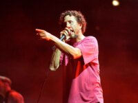 Ο Zack de la Rocha (Rage Against The Machine) τραυματίστηκε στο πόδι και συνέχισε τη συναυλία καθιστός!