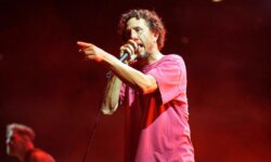 Ο Zack de la Rocha (Rage Against The Machine) τραυματίστηκε στο πόδι και συνέχισε τη συναυλία καθιστός!