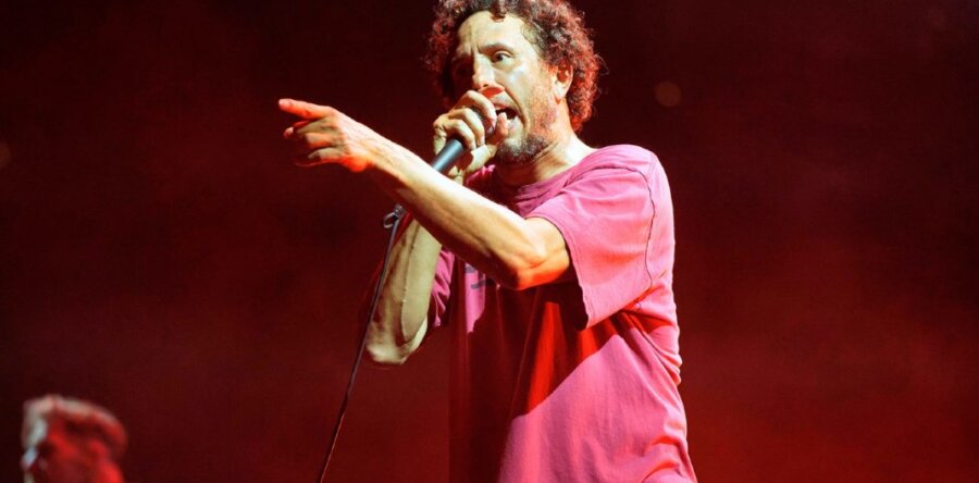 Ο Zack de la Rocha (Rage Against The Machine) τραυματίστηκε στο πόδι και συνέχισε τη συναυλία καθιστός!