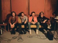 ARCTIC MONKEYS: Ακούστε το νέο single τους “There’d Better Be A Mirrorball” (video)