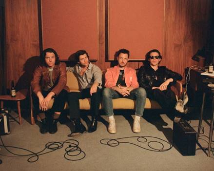 ARCTIC MONKEYS: Ακούστε το νέο single τους “There’d Better Be A Mirrorball” (video)