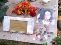 Η Suzon Garrigues, θύμα της σφαγής στο Bataclan – δίπλα στον Jim Morrison.