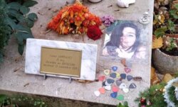 Η Suzon Garrigues, θύμα της σφαγής στο Bataclan – δίπλα στον Jim Morrison.