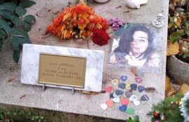 Η Suzon Garrigues, θύμα της σφαγής στο Bataclan – δίπλα στον Jim Morrison.