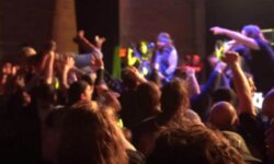 Η 70χρονη μητέρα του drummer των Municipal Waste έκανε stage diving σε συναυλία τους!