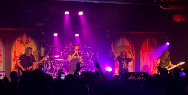 Matt Barlow και Todd La Torre ερμηνεύουν μαζί το “Queen Of The Reich”!