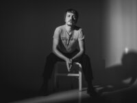 MOA BONES – GIMME A HAND | Ακούστε το νέο του άλμπουμ | Live Παρουσίαση – 18.11 @ Arch