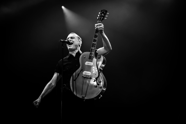 Ανταπόκριση: BRYAN ADAMS “So Happy It Hurts tour” @ PAOK Sports Arena, Θεσσαλονίκη (07/12/2023)