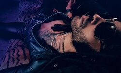 Κυκλοφόρησε σήμερα το πολυαναμενόμενο άλμπουμ του Lenny Kravitz, “Blue Electric Light”