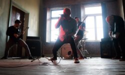 ABOVE US THE WAVES στο RockOverdose: “Κλείνουμε 15 χρόνια σαν μπάντα και παρέα, τι καλύτερο από το να γυρίσουμε στο σανίδι και να παρουσιάσουμε το νέο μας υλικό!”